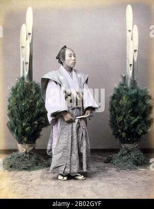 Samurai è il termine per la nobiltà militare del Giappone pre-industriale. Alla fine del 12th secolo, il samurai divenne quasi completamente sinonimo di bushi, e la parola fu strettamente associata con le alte e medie sfere della classe guerriera. Il samurai ha seguito una serie di regole che è venuto per essere conosciuto come Bushidō. Mentre contavano meno del dieci per cento della popolazione giapponese, gli insegnamenti dei samurai possono ancora essere trovati oggi sia nella vita quotidiana che nelle arti marziali come Kendō, che significa la via della spada. Foto Stock