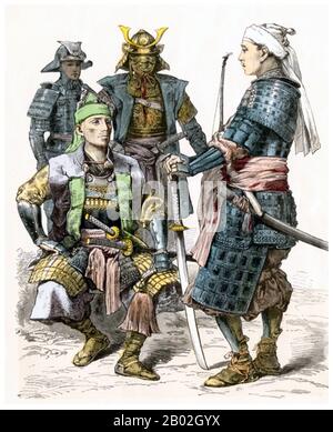 Samurai è il termine per la nobiltà militare del Giappone pre-industriale. Alla fine del 12th secolo, il samurai divenne quasi completamente sinonimo di bushi, e la parola fu strettamente associata con le alte e medie sfere della classe guerriera. Il samurai ha seguito una serie di regole che è venuto per essere conosciuto come Bushidō. Mentre contavano meno del dieci per cento della popolazione giapponese, gli insegnamenti dei samurai possono ancora essere trovati oggi sia nella vita quotidiana che nelle arti marziali come Kendō, che significa la via della spada. Foto Stock