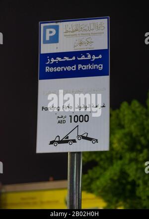 Ajman, Emirati Arabi Uniti - 6 aprile. 2018: Cartello stradale riservato al parcheggio Foto Stock