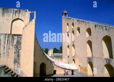 Il Jantar Mantar è una collezione di strumenti astronomici architettonici, costruiti da Maharaja Sawai Jai Singh che era un re Rajput. L'osservatorio è costituito da quattordici principali dispositivi geometrici per misurare il tempo, predire eclissi, tracciare la posizione delle stelle come orbite della terra intorno al sole, accertare le declinazioni dei pianeti, e determinare le altitudini celesti e le relative effemeridi. Jaipur è la capitale e la città più grande dello stato indiano del Rajasthan. Fu fondata il 18 novembre 1727 da Maharaja Sawai Jai Singh II, il governatore di Amber, dopo di che la città fu chiamata. La Foto Stock