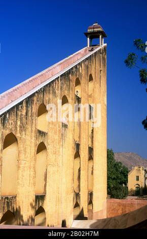 Il Jantar Mantar è una collezione di strumenti astronomici architettonici, costruiti da Maharaja Sawai Jai Singh che era un re Rajput. L'osservatorio è costituito da quattordici principali dispositivi geometrici per misurare il tempo, predire eclissi, tracciare la posizione delle stelle come orbite della terra intorno al sole, accertare le declinazioni dei pianeti, e determinare le altitudini celesti e le relative effemeridi. Jaipur è la capitale e la città più grande dello stato indiano del Rajasthan. Fu fondata il 18 novembre 1727 da Maharaja Sawai Jai Singh II, il governatore di Amber, dopo di che la città fu chiamata. La Foto Stock