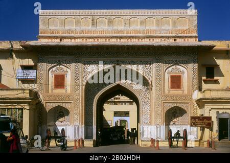 India: Porta d'ingresso al Palazzo della città, Jaipur, Rajasthan. Il Palazzo della città fu costruito tra il 1729 e il 1732, inizialmente dal maharaja Sawai Jai Singh II. Progettò e costruì le mura esterne, e successivamente le aggiunte furono fatte da sovrani successivi fino al XX secolo. Jaipur è la capitale e la città più grande dello stato indiano del Rajasthan. Fu fondata il 18 novembre 1727 dal maharaja Sawai Jai Singh II, il sovrano di Amber, da cui la città prese il nome. La città ha oggi una popolazione di 3,1 milioni di abitanti. Jaipur è conosciuta come la città rosa dell'India. Foto Stock