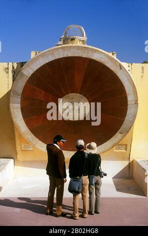 Il Jantar Mantar è una collezione di strumenti astronomici architettonici, costruiti da Maharaja Sawai Jai Singh che era un re Rajput. L'osservatorio è costituito da quattordici principali dispositivi geometrici per misurare il tempo, predire eclissi, tracciare la posizione delle stelle come orbite della terra intorno al sole, accertare le declinazioni dei pianeti, e determinare le altitudini celesti e le relative effemeridi. Jaipur è la capitale e la città più grande dello stato indiano del Rajasthan. Fu fondata il 18 novembre 1727 da Maharaja Sawai Jai Singh II, il governatore di Amber, dopo di che la città fu chiamata. La Foto Stock