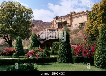 Amer Palace and Fort (Hindi: आमेर क़िला, anche scritto e pronunciato come Amber) è stato costruito da Raja Man Singh i (21 dicembre 1550 – 6 luglio 1614). Jaipur è la capitale e la città più grande dello stato indiano del Rajasthan. Fu fondata il 18 novembre 1727 da Maharaja Sawai Jai Singh II, il governatore di Amber, dopo di che la città fu chiamata. La città oggi ha una popolazione di 3,1 milioni di abitanti. Jaipur è conosciuta come la città rosa dell'India. La città è notevole tra le città indiane pre-moderne per la larghezza e la regolarità delle sue strade che sono disposte in sei settori separati da strade ampie 34 m (111 Foto Stock