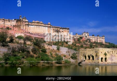 Amer Palace and Fort (Hindi: आमेर क़िला, anche scritto e pronunciato come Amber) è stato costruito da Raja Man Singh i (21 dicembre 1550 – 6 luglio 1614). Jaipur è la capitale e la città più grande dello stato indiano del Rajasthan. Fu fondata il 18 novembre 1727 da Maharaja Sawai Jai Singh II, il governatore di Amber, dopo di che la città fu chiamata. La città oggi ha una popolazione di 3,1 milioni di abitanti. Jaipur è conosciuta come la città rosa dell'India. La città è notevole tra le città indiane pre-moderne per la larghezza e la regolarità delle sue strade che sono disposte in sei settori separati da strade ampie 34 m (111 Foto Stock