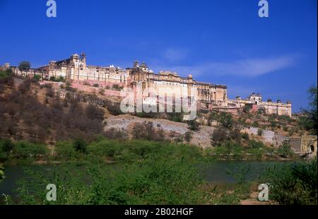 Amer Palace and Fort (Hindi: आमेर क़िला, anche scritto e pronunciato come Amber) è stato costruito da Raja Man Singh i (21 dicembre 1550 – 6 luglio 1614). Jaipur è la capitale e la città più grande dello stato indiano del Rajasthan. Fu fondata il 18 novembre 1727 da Maharaja Sawai Jai Singh II, il governatore di Amber, dopo di che la città fu chiamata. La città oggi ha una popolazione di 3,1 milioni di abitanti. Jaipur è conosciuta come la città rosa dell'India. La città è notevole tra le città indiane pre-moderne per la larghezza e la regolarità delle sue strade che sono disposte in sei settori separati da strade ampie 34 m (111 Foto Stock