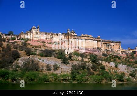 Amer Palace and Fort (Hindi: आमेर क़िला, anche scritto e pronunciato come Amber) è stato costruito da Raja Man Singh i (21 dicembre 1550 – 6 luglio 1614). Jaipur è la capitale e la città più grande dello stato indiano del Rajasthan. Fu fondata il 18 novembre 1727 da Maharaja Sawai Jai Singh II, il governatore di Amber, dopo di che la città fu chiamata. La città oggi ha una popolazione di 3,1 milioni di abitanti. Jaipur è conosciuta come la città rosa dell'India. La città è notevole tra le città indiane pre-moderne per la larghezza e la regolarità delle sue strade che sono disposte in sei settori separati da strade ampie 34 m (111 Foto Stock