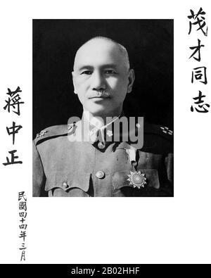 Chiang Kai-shek è stato un membro influente del partito nazionalista Kuomintang (KMT) e dello stretto alleato di Sun Yat-sen. Divenne il comandante dell'Accademia militare di Whampoa di Kuomintang e prese il posto di Sun nel partito quando quest'ultimo morì nel 1925. Nel 1928, Chiang guidò la spedizione settentrionale per unificare il paese, diventando il leader globale della Cina. È stato presidente del Consiglio militare Nazionale del governo nazionalista della Repubblica di Cina (RDC) dal 1928 al 1948. Chiang ha guidato la Cina nella Seconda guerra sino-giapponese, durante la quale il potere del governo nazionalista si è gravemente indebolito, ma Foto Stock