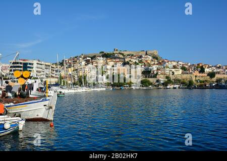 Kavala, Grecia - settembre 17th 2015: Paesaggio urbano con fortezza e porto della città di Eastmacedonia Foto Stock