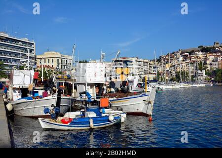 Kavala, Grecia - settembre 17th 2015: Persone non identificate e nave da pesca nel porto della città di Eastmacedonia Foto Stock