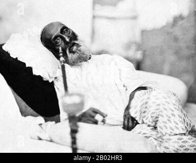 Mirza Abu Zafar Sirajuddin Muhammad Bahadur Shah Zafar (Urdu: ابو ظفر سِراجُ الْدین محمد بُہادر شاہ ظفر‎), meglio conosciuto come Bahadur Shah Zafar (Urdu: بہادر شاہ دوم‎), il 24 ottobre 1775 – morto il 7 novembre 1862), fu l'ultimo imperatore Moghul e membro della dinastia Timurid. Zafar era figlio di Mirza Akbar Shah II e Lalbai, che era un Rajput indù, e divenne imperatore Mughal quando suo padre morì il 28 settembre 1837. Usò Zafar, una parte del suo nome, che significa "vittoria", per il suo nom de plume come poeta urdu, e scrisse sotto di esso molti Ghazal Urdu. Dopo il suo coinvolgimento nel Rebellio indiano Foto Stock