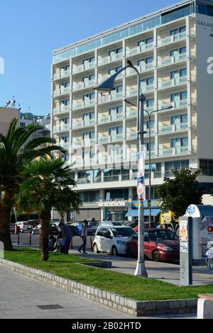 Kavala, Grecia - 17th settembre 2015: Edificio dell'hotel Galaxy sul lato porto della città Foto Stock