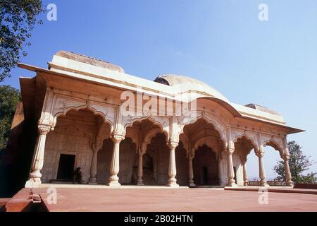 Delhi è detto essere il luogo di Indraprashta, capitale dei Pandavas dell'epico indiano Mahabharata. Gli scavi hanno portato alla luce frammenti di ceramiche dipinte risalenti a circa 1000 a.C., anche se le prime reliquie architettoniche conosciute risalgono Al Periodo Mauryan, circa 2.300 anni fa. Da quel momento il sito è stato continuamente risolto. La città fu governata dal Rajput indù tra circa 900 e 1206 CE, quando divenne la capitale del Sultanato di Delhi. A metà del diciassettesimo secolo l'imperatore Mughal Shah Jahan (1628–1658) stabilì Old Delhi nella sua attuale posizione, compreso il più no Foto Stock