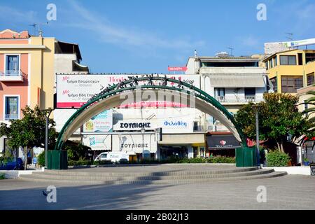 Kavala, Grecia - settembre 17th 2015: Edifici, negozi e arco pieni di colombe in Place Eleftherias Foto Stock