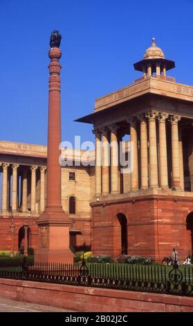 Il Secretariat Building è stato progettato dal prominente architetto britannico Herbert Baker nell'architettura indo-saracena Revival. Entrambi gli edifici identici hanno quattro livelli, ciascuno con circa 1.000 stanze, nei cortili interni per fare spazio alle future espansioni. Delhi è detto essere il luogo di Indraprashta, capitale dei Pandavas dell'epico indiano Mahabharata. Gli scavi hanno portato alla luce frammenti di ceramiche dipinte risalenti a circa 1000 a.C., anche se le prime reliquie architettoniche conosciute risalgono Al Periodo Mauryan, circa 2.300 anni fa. Da allora il sito è stato continuamente settl Foto Stock