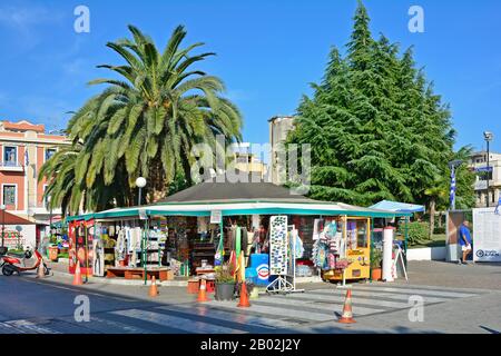 Kavala, Grecia - settembre 17th 2015: Uomo non identificato e chiosco tradizionale vendono souveniers, gelati e prodotti diversi Foto Stock