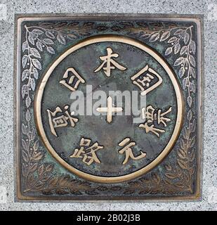 Nihonbashi (日本橋, letteralmente 'Japan Bridge'), o Nihombashi, è un quartiere commerciale di Chūō, Tokyo, Giappone che è cresciuto intorno al ponte dello stesso nome che ha collegato due lati del fiume Nihonbashi in questo sito dal 17th secolo. Il primo ponte in legno fu completato nel 1603, e l'attuale ponte in pietra risale al 1911. Il distretto copre una grande area a nord e ad est del ponte, raggiungendo Akihabara a nord e il fiume Sumida a est. Ōtemachi è a ovest e Yaesu e Ginza a sud. Foto Stock