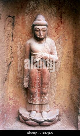 Binglingsi Shiku (Thousand Buddha Caves) è una collezione di grotte e grotte, situata in un canyon inaccessibile dal fiume giallo a circa 80km a monte di Lanzhou. L'isolamento del sito ha protetto e preservato Binglingsi, non da ultimo da marauding Red Guards durante la Rivoluzione Culturale (1966 - 76). Le prime grotte buddiste di Binglessi risalgono alla dinastia Jin orientale (c. 317 - 420 CE), e la costruzione continuò per ben oltre mille anni durante le ere Tang, Song, Ming e Qing. Le grotte di Bingling sono state spesso sponsorizzate da ricchi patroni che investono parte della loro Seta R. Foto Stock