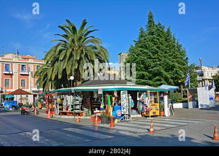 Kavala, Grecia - settembre 17th 2015: Chiosco tradizionale per bevande, merci e souvenir nella città di Eastmacedonie Foto Stock