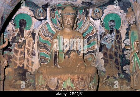 Binglingsi Shiku (Thousand Buddha Caves) è una collezione di grotte e grotte, situata in un canyon inaccessibile dal fiume giallo a circa 80km a monte di Lanzhou. L'isolamento del sito ha protetto e preservato Binglingsi, non da ultimo da marauding Red Guards durante la Rivoluzione Culturale (1966 - 76). Le prime grotte buddiste di Binglessi risalgono alla dinastia Jin orientale (c. 317 - 420 CE), e la costruzione continuò per ben oltre mille anni durante le ere Tang, Song, Ming e Qing. Le grotte di Bingling sono state spesso sponsorizzate da ricchi patroni che investono parte della loro Seta R. Foto Stock