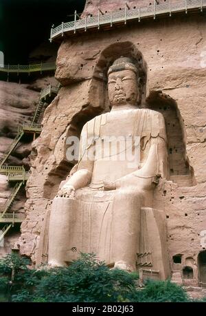 Binglingsi Shiku (Thousand Buddha Caves) è una collezione di grotte e grotte, situata in un canyon inaccessibile dal fiume giallo a circa 80km a monte di Lanzhou. L'isolamento del sito ha protetto e preservato Binglingsi, non da ultimo da marauding Red Guards durante la Rivoluzione Culturale (1966 - 76). Le prime grotte buddiste di Binglessi risalgono alla dinastia Jin orientale (c. 317 - 420 CE), e la costruzione continuò per ben oltre mille anni durante le ere Tang, Song, Ming e Qing. Le grotte di Bingling sono state spesso sponsorizzate da ricchi patroni che investono parte della loro Seta R. Foto Stock