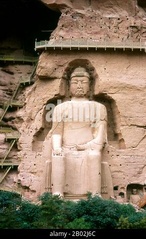 Binglingsi Shiku (Thousand Buddha Caves) è una collezione di grotte e grotte, situata in un canyon inaccessibile dal fiume giallo a circa 80km a monte di Lanzhou. L'isolamento del sito ha protetto e preservato Binglingsi, non da ultimo da marauding Red Guards durante la Rivoluzione Culturale (1966 - 76). Le prime grotte buddiste di Binglessi risalgono alla dinastia Jin orientale (c. 317 - 420 CE), e la costruzione continuò per ben oltre mille anni durante le ere Tang, Song, Ming e Qing. Le grotte di Bingling sono state spesso sponsorizzate da ricchi patroni che investono parte della loro Seta R. Foto Stock