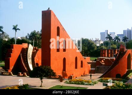 Il Jantar Mantar è una collezione di strumenti astronomici architettonici, costruito nel 1724 da Maharaja Sawai Jai Singh che era un re Rajput. L'osservatorio è costituito da tredici principali dispositivi geometrici per misurare il tempo, predire eclissi, tracciare la posizione delle stelle come orbite della terra intorno al sole, accertare le declinazioni dei pianeti, e determinare le altitudini celesti e le relative effemeridi. Delhi è detto essere il luogo di Indraprashta, capitale dei Pandavas dell'epico indiano Mahabharata. Gli scavi hanno portato alla luce frammenti di ceramica dipinta risalente a circa 1000 a.C., tho Foto Stock