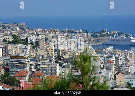 Kavala, Grecia - settembre 17th 2015: Paesaggio urbano con nave da crociera nel porto della città di Eastmacedonia Foto Stock