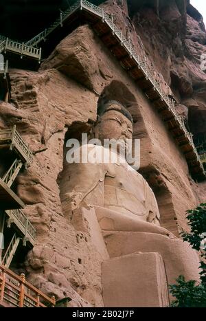 Binglingsi Shiku (Thousand Buddha Caves) è una collezione di grotte e grotte, situata in un canyon inaccessibile dal fiume giallo a circa 80km a monte di Lanzhou. L'isolamento del sito ha protetto e preservato Binglingsi, non da ultimo da marauding Red Guards durante la Rivoluzione Culturale (1966 - 76). Le prime grotte buddiste di Binglessi risalgono alla dinastia Jin orientale (c. 317 - 420 CE), e la costruzione continuò per ben oltre mille anni durante le ere Tang, Song, Ming e Qing. Le grotte di Bingling sono state spesso sponsorizzate da ricchi patroni che investono parte della loro Seta R. Foto Stock