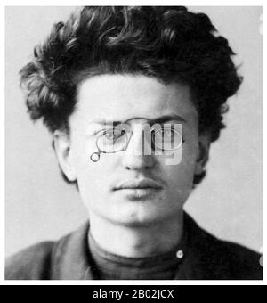 Leon Trotsky (russo: Лев Дави́дович Тро́цкий) è stato un . Trotsky fu inizialmente un sostenitore della fazione degli internazionalisti menscevici del Partito socialdemocratico laburista russo. Si unì ai bolscevichi immediatamente prima della Rivoluzione d'Ottobre del 1917, e divenne alla fine leader all'interno del Partito. Durante i primi giorni dell'Unione Sovietica, ha servito in primo luogo come commissario Popolare per gli affari esteri e più successivamente come il Foto Stock