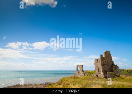 Newark Castle lungo la Fife sentiero costiero, Scozia. Foto Stock