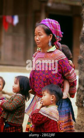 Le colline intorno a Bac ha ospitano dieci minoranze separate, tra cui Dao, Giay, Nung e Tai, ma le più distintive e colorate sono il fiore (Fiorito) Hmong. Da prima dell'alba convergono sul polveroso centro cittadino di Bac ha e, soprattutto, sul mercato del calcestruzzo. Le merci vendute e scambiate includono frutta e verdura di ogni descrizione, carne fresca e orchidee selvatiche. Gli Hmong sono un gruppo etnico asiatico proveniente dalle regioni montuose di Cina, Vietnam, Laos e Thailandia. Hmong è anche uno dei sottogruppi dell'etnia Miao nella Cina meridionale. I gruppi di Hmong iniziarono una migrazione graduale verso sud Foto Stock