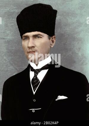 Mustafa Kemal Atatürk (1881–10 novembre 1938) è stato un ufficiale dell'esercito ottomano e turco, uno statista rivoluzionario, uno scrittore e il primo presidente della Turchia. Gli viene riconosciuto come il fondatore del moderno Stato turco. Atatürk fu un ufficiale militare durante la prima guerra mondiale. Dopo la sconfitta dell'Impero Ottomano nella prima guerra mondiale, guidò il movimento nazionale turco nella guerra d'indipendenza turca. Dopo aver istituito un governo provvisorio ad Ankara, sconfisse le forze inviate dagli Alleati. Le sue campagne militari hanno conquistato l'indipendenza della Turchia. Atatürk ha poi intrapreso un programma di poli Foto Stock