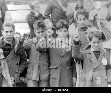 La guerra civile spagnola fu combattuta dal 17 luglio 1936 al 1° aprile 1939 tra i repubblicani, fedeli alla Repubblica spagnola democraticamente eletta, e i Nazionalisti, un gruppo ribelle guidato dal generale Francisco Franco. Prevalsero i Nazionalisti, e Franco governò la Spagna per i prossimi 36 anni, dal 1939 alla sua morte nel 1975. I Nazionalisti avanzarono dalle loro roccaforti a sud e ovest, catturando la maggior parte della costa settentrionale della Spagna nel 1937. Assediarono anche Madrid e la zona a sud e ovest per gran parte della guerra. Catturando grandi parti della Catalogna nel 1938 e 1939, la w Foto Stock