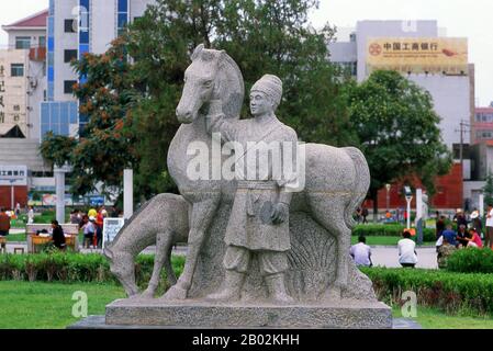 Wuwei ha una popolazione di circa 500.000 abitanti, principalmente cinesi Han, ma con un numero visibile di Hui e Mongoli e tibetani. In tempi precedenti si chiamava Liangzhou. Dominando l'estremità orientale dell'Hexi Corridor, ha a lungo svolto un ruolo significativo su questa importante rotta commerciale. Il più famoso manufatto storico di Wuwei, la celebre dinastia Han (206 BCE - 220 CE), il cavallo di bronzo noto come il cavallo volante di Gansu, è stato scoperto qui in una tomba sotto il Tempio di Leitai (Leitai si) nella parte nord della città. Anche se l'originale è ora in mostra nel Gansu Provincial Museum di Lanzhou, l'hors Foto Stock