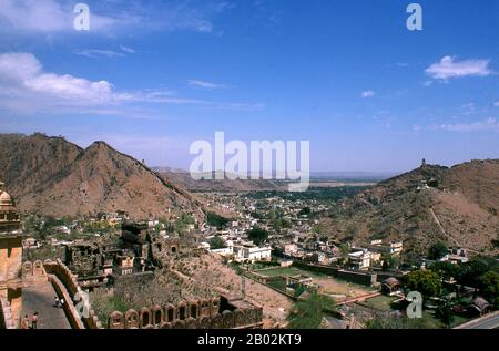 Amer Palace and Fort (Hindi: आमेर क़िला, anche scritto e pronunciato come Amber) è stato costruito da Raja Man Singh i (21 dicembre 1550 – 6 luglio 1614). Jaipur è la capitale e la città più grande dello stato indiano del Rajasthan. Fu fondata il 18 novembre 1727 da Maharaja Sawai Jai Singh II, il governatore di Amber, dopo di che la città fu chiamata. La città oggi ha una popolazione di 3,1 milioni di abitanti. Jaipur è conosciuta come la città rosa dell'India. La città è notevole tra le città indiane pre-moderne per la larghezza e la regolarità delle sue strade che sono disposte in sei settori separati da strade ampie 34 m (111 Foto Stock