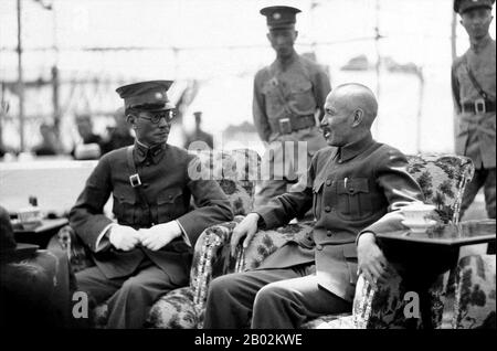 Chiang Kai-shek è stato un membro influente del partito nazionalista Kuomintang (KMT) e dello stretto alleato di Sun Yat-sen. Divenne il comandante dell'Accademia militare di Whampoa di Kuomintang e prese il posto di Sun nel partito quando quest'ultimo morì nel 1925. Nel 1928, Chiang guidò la spedizione settentrionale per unificare il paese, diventando il leader globale della Cina. È stato presidente del Consiglio militare Nazionale del governo nazionalista della Repubblica di Cina (RDC) dal 1928 al 1948. Chiang ha guidato la Cina nella Seconda guerra sino-giapponese, durante la quale il potere del governo nazionalista si è gravemente indebolito, ma Foto Stock