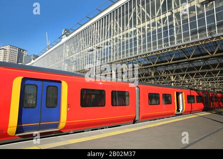 Il treno in attesa presso la piattaforma della stazione Waterloo di Londra, Inghilterra. Foto Stock