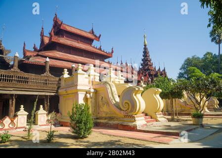 Frammento di un complesso di edifici in teak dell'antico monastero buddista Shwe In Bin Coaung primo piano. Mandalay, Myanmar (Birmania) Foto Stock