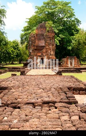 Si Thep, anche Sri Thep, (7th – 14th secolo CE) è un'antica città in rovina nel nord-est della Thailandia. Molte strutture architettoniche rimangono ancora per indicare la sua prosperità passata. Era un tempo il centro di contatto tra il regno di Dvaravati nel bacino centrale della pianura della Thailandia e il regno Khmer nel nord-est. Una città gemella, c'erano più di cento siti antichi tutti costruiti con mattoni e laterite. Ci sono anche resti di diversi stagni sparsi in tutta la zona. La maggior parte delle antiche reliquie recuperate sono architettoniche per natura come i architravi elaborati e le pietre sema. Alcune delle