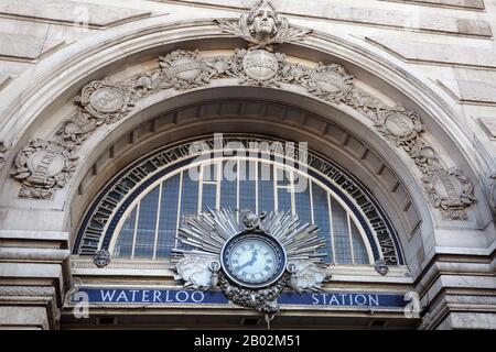 Ingresso porta segno per London Waterloo stazione ferroviaria, Inghilterra. Foto Stock