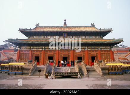 Il Tempio di Puning (cinese: 普宁寺; pinyin: Pǔníng Sì; letteralmente: 'Tempio della Pace universale' e comunemente chiamato Tempio del Grande Buddha) è un complesso tempio buddista dell'epoca della dinastia Qing costruito nel 1755, durante il regno dell'imperatore Qianlong (1735-1796 CE) per mostrare il rispetto del Qing per il Buddismo tibetano. Nel 1703 Chengde fu scelta dall'Imperatore Kangxi come luogo di residenza estiva. Costruito nel XVIII secolo, il Mountain Resort fu utilizzato sia dagli imperatori di Yongzheng che di Qianlong. Il sito è attualmente patrimonio dell'umanità dell'UNESCO. Dalla sede del governo foll Foto Stock