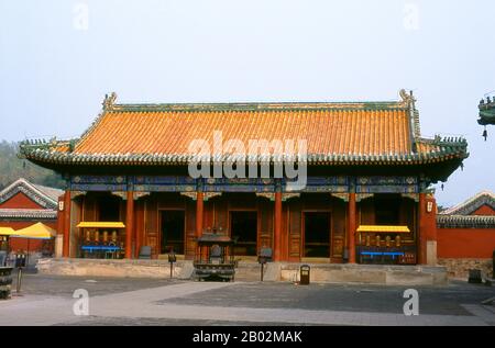 Il Tempio di Puning (cinese: 普宁寺; pinyin: Pǔníng Sì; letteralmente: 'Tempio della Pace universale' e comunemente chiamato Tempio del Grande Buddha) è un complesso tempio buddista dell'epoca della dinastia Qing costruito nel 1755, durante il regno dell'imperatore Qianlong (1735-1796 CE) per mostrare il rispetto del Qing per il Buddismo tibetano. Nel 1703 Chengde fu scelta dall'Imperatore Kangxi come luogo di residenza estiva. Costruito nel XVIII secolo, il Mountain Resort fu utilizzato sia dagli imperatori di Yongzheng che di Qianlong. Il sito è attualmente patrimonio dell'umanità dell'UNESCO. Dalla sede del governo foll Foto Stock