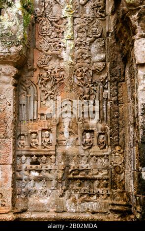 TA Prohm è stato costruito in stile Bayon in gran parte nel tardo 12th ° e all'inizio del 13th ° secolo e originariamente chiamato Rajavihara. Fu fondata dal re Khmer Jayavarman VII come monastero buddista Mahayana e università. Gli alberi che crescono dalle rovine sono la caratteristica più distintiva di Ta Prohm. Predominano due specie, la più grande è l'albero di seta-cotone (Ceiba pentandra) o thitpok (Tetrameles nudiflora), e la più piccola è il fico strangler (Ficus gibbosa) o la mela d'oro (Diospyros decandra). Foto Stock