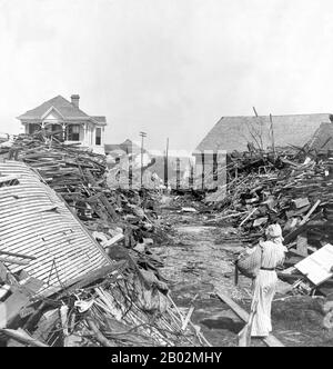 L'uragano del 1900 fece la caduta il 8 settembre 1900, nella città di Galveston, Texas, negli Stati Uniti. Aveva stimato venti di 233 km/h (145 miglia/ora) al calare, rendendolo una tempesta di categoria 4 sulla scala Saffir-Simpson Hurricane. È stato l'uragano più letale della storia americana. L'uragano ha causato grande perdita di vita con il tributo stimato di morte fra 6.000 e 12.000 individui; il numero più citato nelle relazioni ufficiali è 8.000, dando la tempesta il terzo-più alto numero di morti o feriti di qualsiasi uragano Atlantico, dopo il grande uragano di 1780 e di Hurrica del 1998 Foto Stock