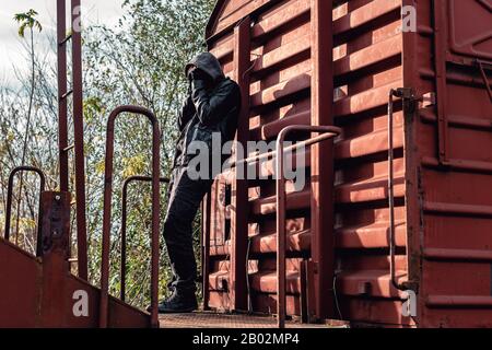 Senzatetto tossicodipendente avente crisi di astinenza, ritratto concettuale con il fuoco selettivo Foto Stock