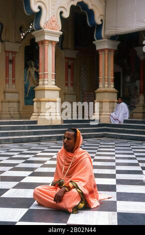 Sri Krishna-Balaram Mandir è un tempio di Gaudiya Vaishnava nella città Santa di Vrindavan. E' una delle principali Società Internazionale per i templi della coscienza di Krishna (ISKCON) in India e a livello internazionale. Hare Krishnas da tutto il mondo può essere visto qui tutto l'anno, che aggiunge colore a questa antica città sacra etnica. Foto Stock