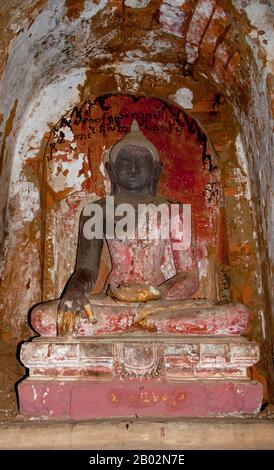 Costruito durante il regno del re Kyansitha (1084 - 1113), il Nagayon fu un precursore del grande tempio di Bagan Ananda. Bagan, ex Pagan, fu costruito principalmente tra il 11th secolo e 13th secolo. Formalmente chiamato Arrimaddanapura o Arimaddana (la città del Crusher nemico) e anche conosciuto come Tambadipa (la terra del rame) o Tassadessa (la terra Parched), era la capitale di molti antichi regni in Birmania. Foto Stock