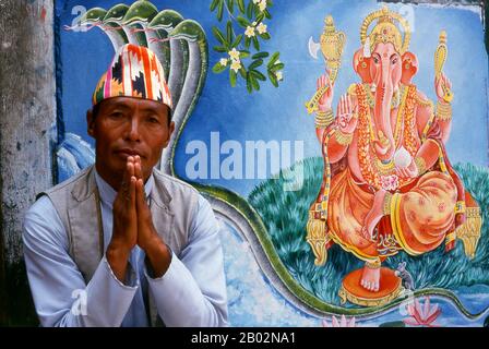 Ganesha, anche scritto Ganesa o Ganesh, ed anche conosciuto come Ganapati, Vinayaka e Pillaiyar, è una delle divinità più conosciute e più venerate nel pantheon indù. La sua immagine si trova in India e Nepal. Le sette indù lo adorano indipendentemente dalle affiliazioni. La devozione a Ganesha è ampiamente diffusa e si estende a Jains, Buddhisti, e oltre l'India. Il luogo indù più venerato in Nepal è l'esteso complesso del Tempio di Pashupatinath, cinque chilometri ad est del centro di Kathmandu. Il fuoco della devozione qui è un grande Shivalingam d'argento con quattro facce di Shiva scolpite sui suoi lati, m. Foto Stock