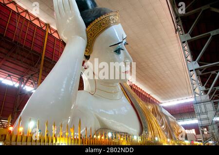 Ospitato in un padiglione il 70m (230ft) lungo Chauk Htat Gyi reclinando Buddha è stato costruito nel 1966. Sostituì un'immagine più piccola costruita nel 1907. Foto Stock